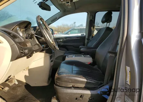 2016 Chrysler Town & Country Touring z USA, uszkodzony, nr VIN 2C4RC1BG5GR281338